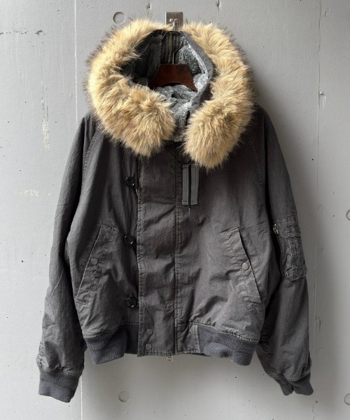 B'2nd(ビーセカンド)の「ANOTHER ROOM(アナザールーム) ASUTEX C.NYLON N2B(その他アウター・メンズ・ブラック/カーキ・M/L)」の2枚目の写真