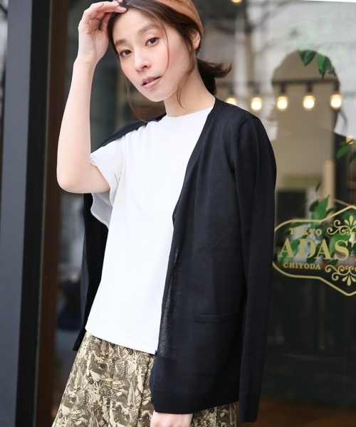 LEPSIM（レプシィム）の「【UV加工＆自宅で洗濯可能！】12GコットンポリキノウVネックカーディガン　708972（カーディガン/ボレロ・レディース・ブラック/トップグレー/レッド/モカ/マスタード・MEDIUM/LARGE）」の2枚目の写真