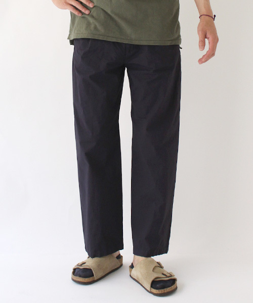 SPELLBOUND（スペルバウンド）の「[SPELLBOUND / スペルバウンド]　ストレッチタックワイドパンツ（チノパンツ・メンズ・ネイビー/ブラック/オリーブ/ベージュ・32inch/30inch/34inch）」の4枚目の写真