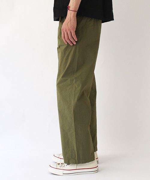 SPELLBOUND（スペルバウンド）の「[SPELLBOUND / スペルバウンド]　ストレッチタックワイドパンツ（チノパンツ・メンズ・ネイビー/ブラック/オリーブ/ベージュ・32inch/30inch/34inch）」の5枚目の写真