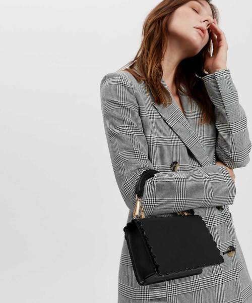 CHARLES & KEITH(チャールズ & キース)の「スカラップトリムクロスボディバッグ / SCALLOP TRIM CROSSBODY BAG(ショルダーバッグ・レディース・ブラック/レッド/ブラック系その他2・S)」の4枚目の写真