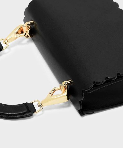 CHARLES & KEITH(チャールズ & キース)の「スカラップトリムクロスボディバッグ / SCALLOP TRIM CROSSBODY BAG(ショルダーバッグ・レディース・ブラック/レッド/ブラック系その他2・S)」の5枚目の写真