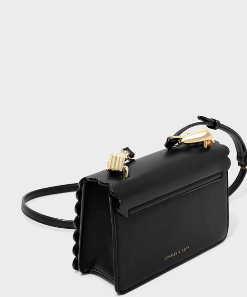 CHARLES & KEITH(チャールズ & キース)の「スカラップトリムクロスボディバッグ / SCALLOP TRIM CROSSBODY BAG(ショルダーバッグ・レディース・ブラック/レッド/ブラック系その他2・S)」の6枚目の写真