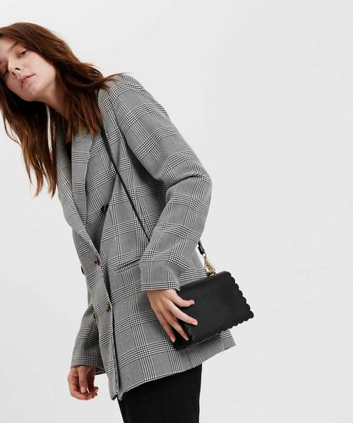 CHARLES & KEITH(チャールズ & キース)の「スカラップトリムクロスボディバッグ / SCALLOP TRIM CROSSBODY BAG(ショルダーバッグ・レディース・ブラック/レッド/ブラック系その他2・S)」の8枚目の写真