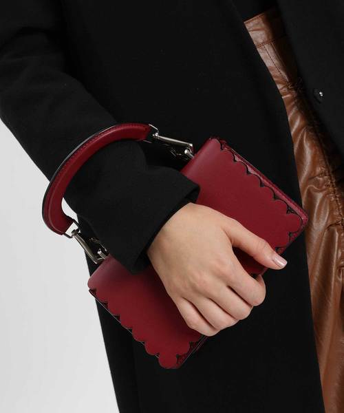 CHARLES & KEITH(チャールズ & キース)の「スカラップトリムクロスボディバッグ / SCALLOP TRIM CROSSBODY BAG(ショルダーバッグ・レディース・ブラック/レッド/ブラック系その他2・S)」の9枚目の写真