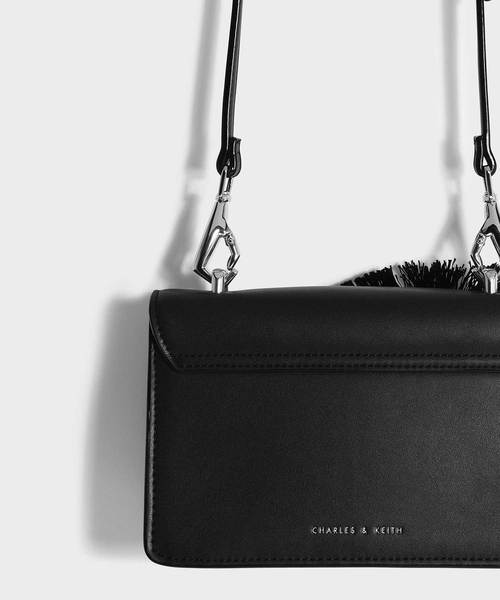 CHARLES & KEITH(チャールズ & キース)の「スカラップトリムクロスボディバッグ / SCALLOP TRIM CROSSBODY BAG(ショルダーバッグ・レディース・ブラック/レッド/ブラック系その他2・S)」の16枚目の写真