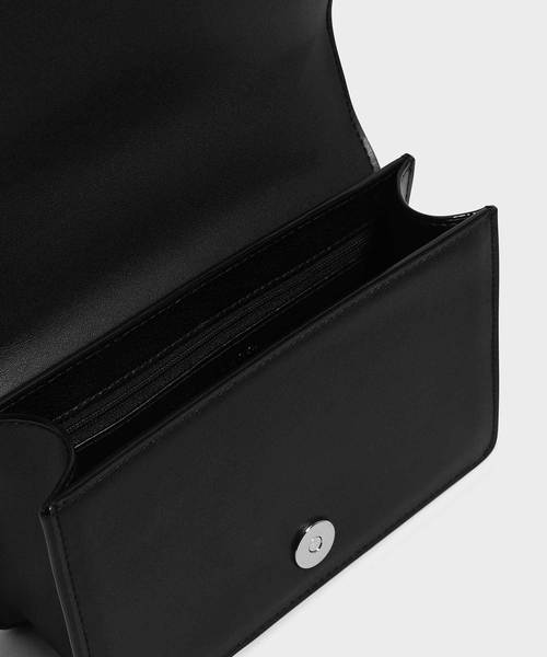 CHARLES & KEITH(チャールズ & キース)の「スカラップトリムクロスボディバッグ / SCALLOP TRIM CROSSBODY BAG(ショルダーバッグ・レディース・ブラック/レッド/ブラック系その他2・S)」の17枚目の写真