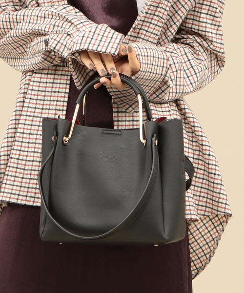 BEAUTY&YOUTH UNITED ARROWS(ビューティーアンドユースユナイテッドアローズ)の「BY∴ メタルハンドルトートBAG2 -3WAY-(ショルダーバッグ・レディース・ブラック/モカ・FREE)」の2枚目の写真