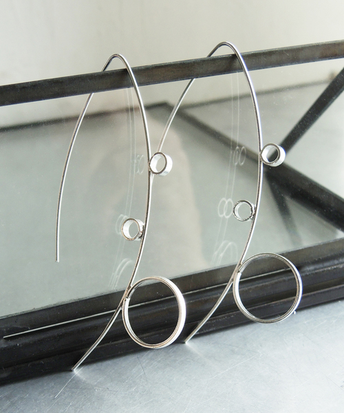 TONE SELECT GOODS(トーンセレクトグッズ)の「【925 SILVER ACC】マーキスフレーム〇〇ピアスSV925(OG)(ピアス(両耳用)・レディース・シルバー/ゴールド・FREE)」の1枚目の写真