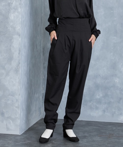 and R（アンドアール）の「ウエストタックテーパードパンツ（その他パンツ・レディース・ブラック/ベージュ/ブルーグレー・FREE）」の3枚目の写真