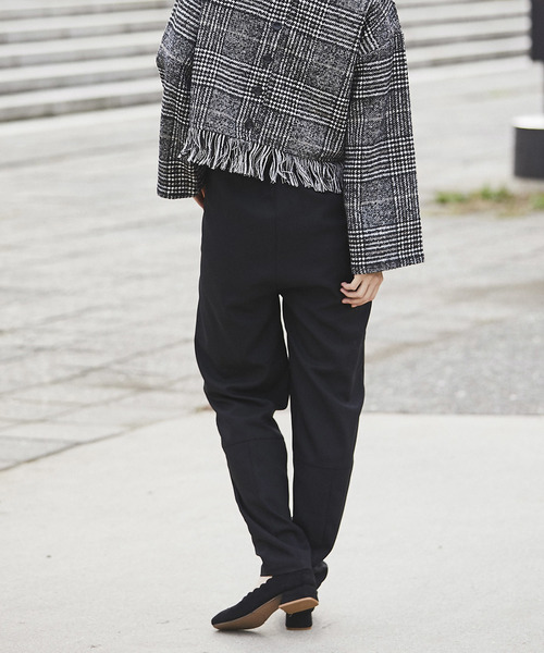 and R（アンドアール）の「ウエストタックテーパードパンツ（その他パンツ・レディース・ブラック/ベージュ/ブルーグレー・FREE）」の4枚目の写真