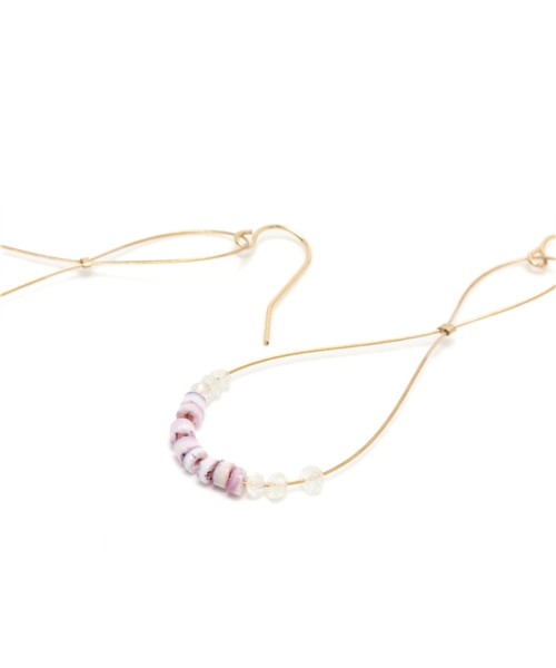 Ray BEAMS（レイビームス）の「RueBelle Designs / ムーンストーン×シェル ピアス（ピアス（両耳用）・レディース・ラベンダー・ONE SIZE）」の2枚目の写真