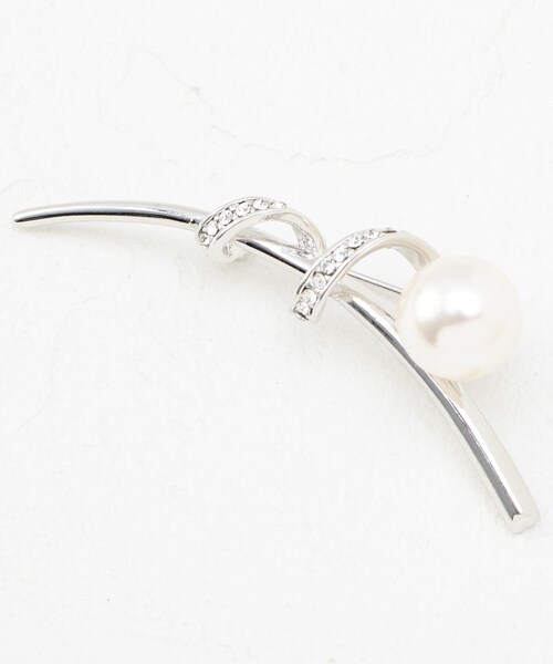 SHOO・LA・RUE（シューラルー）の「【セレモニー/ママスーツ/入卒】くるくるフェイクパールブローチ（ブローチ/コサージュ・レディース・ゴールド/シルバー/シルバー系/ゴールド系・00）」の2枚目の写真