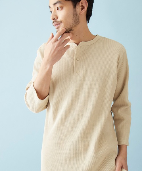 MONO-MART(モノマート)の「サーマル7分袖ワッフル編みヘンリーネックサイドスリットカットソー(Tシャツ/カットソー・メンズ・スモークピンク/チャコールグレー/ネイビー/ベージュ/ブラック/カーキ/ブラウン系その他/ブルーグリーン/アイボリー/ヘザーグレー/キャメル/パープル系その他/ブルー系その他・L/M/S/XL)」の6枚目の写真