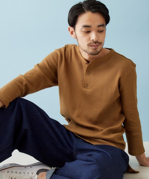 MONO-MART(モノマート)の「サーマル7分袖ワッフル編みヘンリーネックサイドスリットカットソー(Tシャツ/カットソー・メンズ・スモークピンク/チャコールグレー/ネイビー/ベージュ/ブラック/カーキ/ブラウン系その他/ブルーグリーン/アイボリー/ヘザーグレー/キャメル/パープル系その他/ブルー系その他・L/M/S/XL)」の5枚目の写真