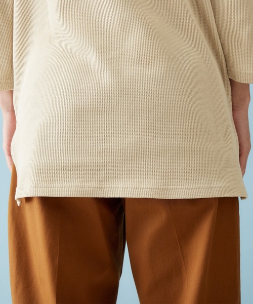 MONO-MART(モノマート)の「サーマル7分袖ワッフル編みヘンリーネックサイドスリットカットソー(Tシャツ/カットソー・メンズ・スモークピンク/チャコールグレー/ネイビー/ベージュ/ブラック/カーキ/ブラウン系その他/ブルーグリーン/アイボリー/ヘザーグレー/キャメル/パープル系その他/ブルー系その他・L/M/S/XL)」の18枚目の写真