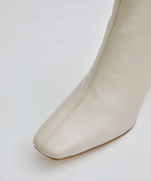 UNITED TOKYO（ユナイテッドトウキョウ）の「《WEB限定》レザーライクスクエアブーツ（ブーツ・レディース・ブラック/ベージュ/シルバー・1/2）」の7枚目の写真