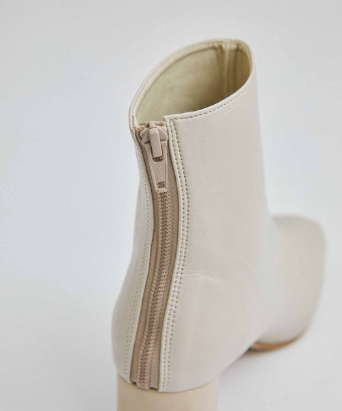 UNITED TOKYO（ユナイテッドトウキョウ）の「《WEB限定》レザーライクスクエアブーツ（ブーツ・レディース・ブラック/ベージュ/シルバー・1/2）」の10枚目の写真