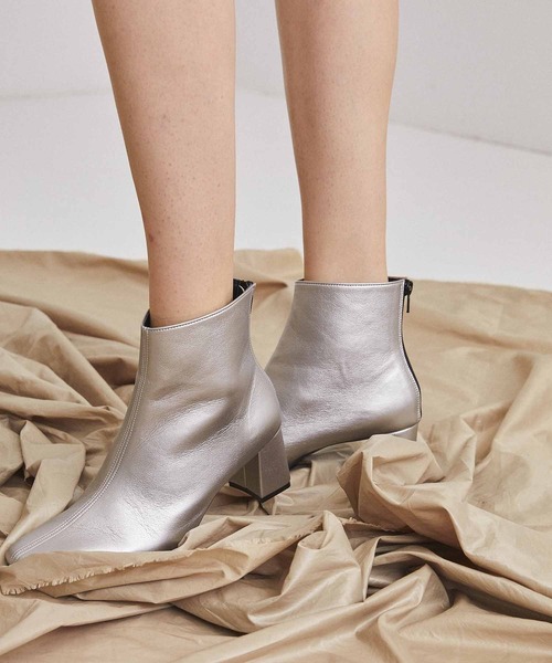 UNITED TOKYO（ユナイテッドトウキョウ）の「《WEB限定》レザーライクスクエアブーツ（ブーツ・レディース・ブラック/ベージュ/シルバー・1/2）」の16枚目の写真