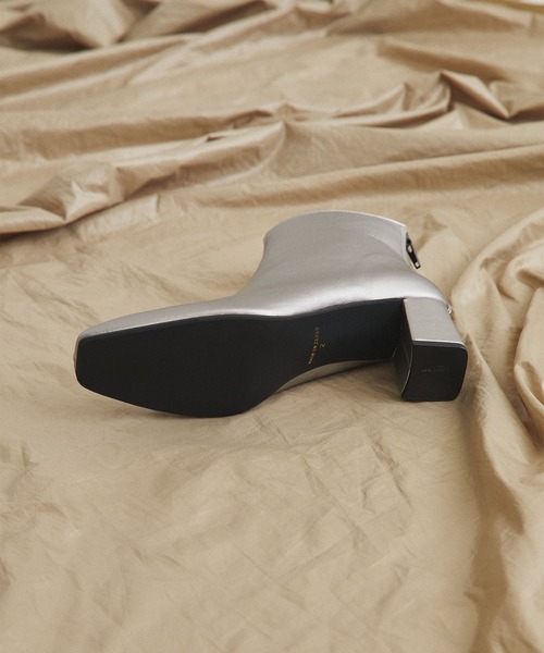 UNITED TOKYO（ユナイテッドトウキョウ）の「《WEB限定》レザーライクスクエアブーツ（ブーツ・レディース・ブラック/ベージュ/シルバー・1/2）」の21枚目の写真