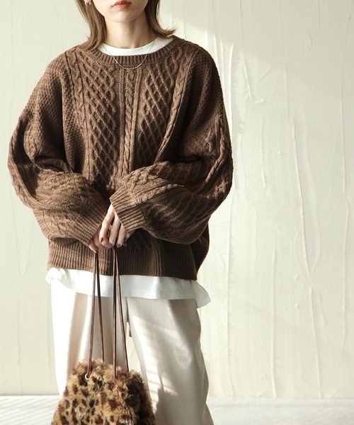 Chillfar（チルファー）の「ざっくり編みケーブルバックリボンセーター（ニット/セーター・レディース・ブラック/グレー/アイボリー/ベージュ/ブラウン/レンガ・LARGE/MEDIUM）」の5枚目の写真