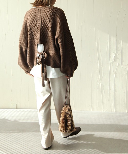 Chillfar（チルファー）の「ざっくり編みケーブルバックリボンセーター（ニット/セーター・レディース・ブラック/グレー/アイボリー/ベージュ/ブラウン/レンガ・LARGE/MEDIUM）」の16枚目の写真