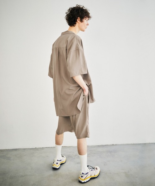 EMMA CLOTHES（エマクローズ）の「【セットアップ】ブライトポプリン ビッグシルエット ラペルCPOサイドスリットロング丈半袖シャツ＆1タックワイドショーツ（セットアップ・メンズ・ブラック/ベージュ/ライラック/グレイッシュベージュ/キナリ・FREE）」の17枚目の写真