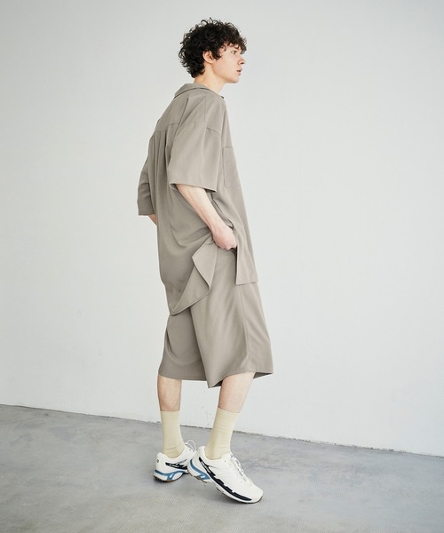 EMMA CLOTHES（エマクローズ）の「【セットアップ】ブライトポプリン ビッグシルエット ラペルCPOサイドスリットロング丈半袖シャツ＆1タックワイドショーツ（セットアップ・メンズ・ブラック/ベージュ/ライラック/グレイッシュベージュ/キナリ・FREE）」の21枚目の写真