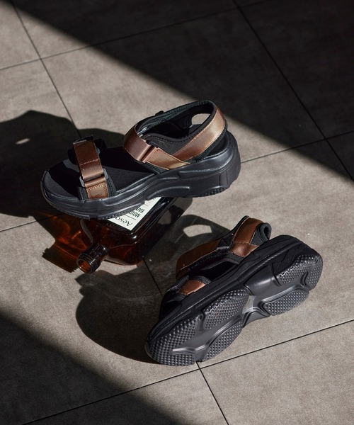 Fabby fabby（ファビィーファビィー）の「2ベルト厚底スポーツサンダル（サンダル・レディース・ブラック/ベージュ/オレンジ/ホワイト×ブラック・MEDIUM/SMALL/LARGE/SS）」の4枚目の写真