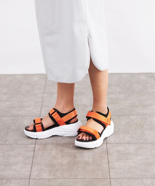 Fabby fabby（ファビィーファビィー）の「2ベルト厚底スポーツサンダル（サンダル・レディース・ブラック/ベージュ/オレンジ/ホワイト×ブラック・MEDIUM/SMALL/LARGE/SS）」の10枚目の写真