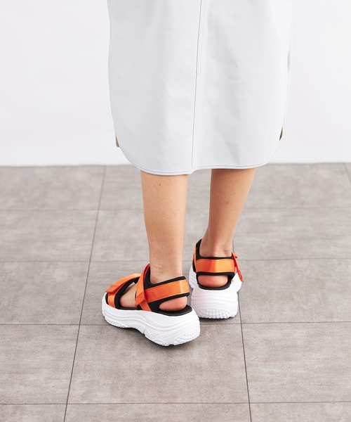 Fabby fabby（ファビィーファビィー）の「2ベルト厚底スポーツサンダル（サンダル・レディース・ブラック/ベージュ/オレンジ/ホワイト×ブラック・MEDIUM/SMALL/LARGE/SS）」の8枚目の写真