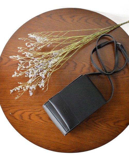 RETRO GIRL(レトロガール)の「型押しロゴミニショルダー(ショルダーバッグ・レディース・ブラック/オフホワイト/イエロー・FREE)」の2枚目の写真