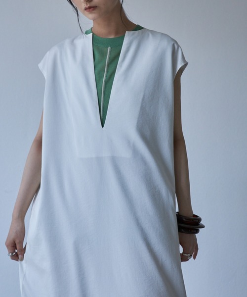 Solace（ソレイス）の「深Vネックベストワンピース（ワンピース・レディース・ブラック/アイボリー・FREE）」の2枚目の写真