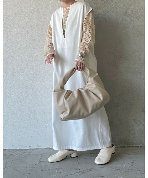 Solace（ソレイス）の「深Vネックベストワンピース（ワンピース・レディース・ブラック/アイボリー・FREE）」の4枚目の写真