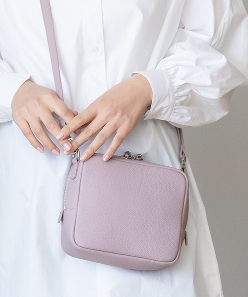 VitaFelice（ヴィータフェリーチェ）の「本牛革ミニスクエアショルダーバッグ（ショルダーバッグ・レディース・ブラック/ラベンダー/オフホワイト/サックスブルー/アッシュグレー/ワイン/プラム/グリーン/シルバー・FREE）」の7枚目の写真