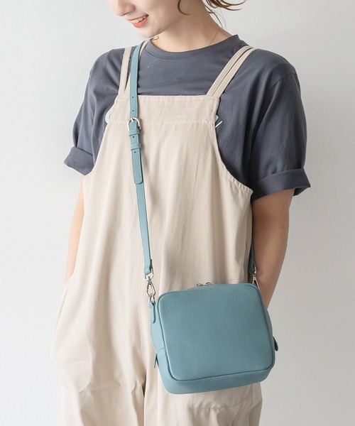 VitaFelice（ヴィータフェリーチェ）の「本牛革ミニスクエアショルダーバッグ（ショルダーバッグ・レディース・ブラック/ラベンダー/オフホワイト/サックスブルー/アッシュグレー/ワイン/プラム/グリーン/シルバー・FREE）」の6枚目の写真