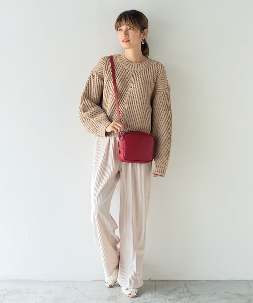 VitaFelice（ヴィータフェリーチェ）の「本牛革ミニスクエアショルダーバッグ（ショルダーバッグ・レディース・ブラック/ラベンダー/オフホワイト/サックスブルー/アッシュグレー/ワイン/プラム/グリーン/シルバー・FREE）」の9枚目の写真