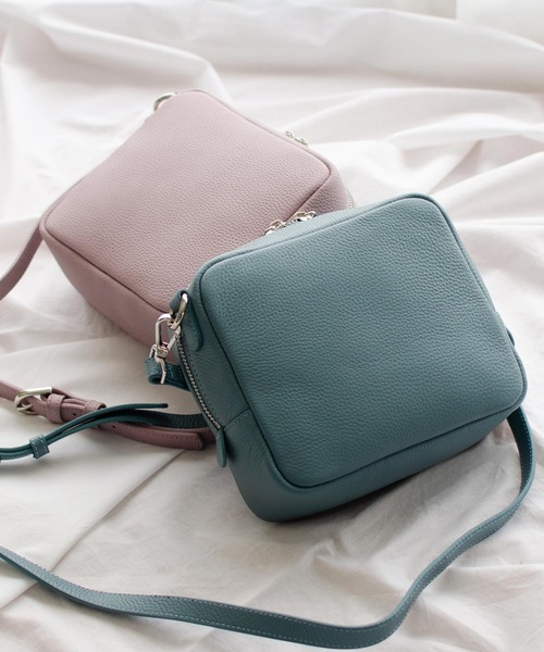 VitaFelice（ヴィータフェリーチェ）の「本牛革ミニスクエアショルダーバッグ（ショルダーバッグ・レディース・ブラック/ラベンダー/オフホワイト/サックスブルー/アッシュグレー/ワイン/プラム/グリーン/シルバー・FREE）」の10枚目の写真