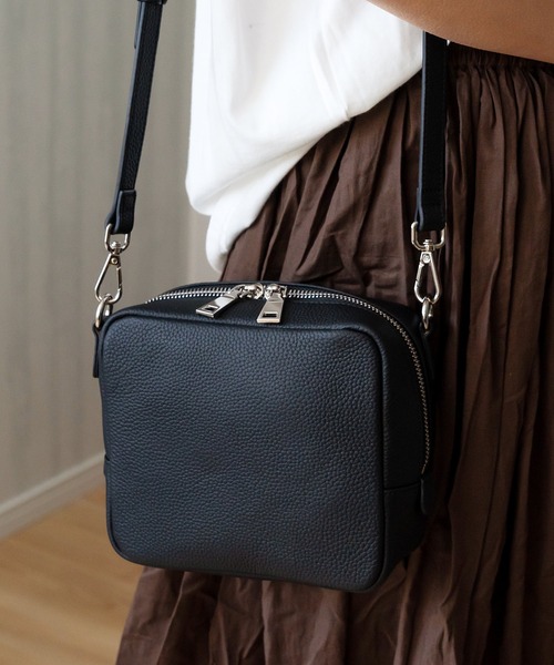 VitaFelice（ヴィータフェリーチェ）の「本牛革ミニスクエアショルダーバッグ（ショルダーバッグ・レディース・ブラック/ラベンダー/オフホワイト/サックスブルー/アッシュグレー/ワイン/プラム/グリーン/シルバー・FREE）」の11枚目の写真