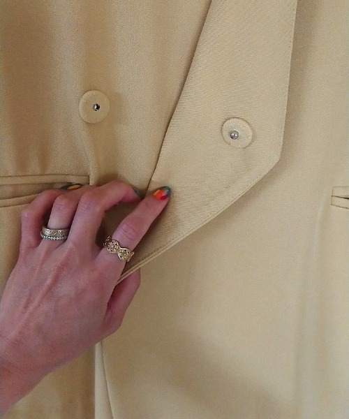 NEUNA（ヌナ）の「【ファッションインフルエンサーamoriaさん×neuna】セットアップスローブレスジャケット（ノーカラージャケット・レディース・ブラック/ベージュ/イエロー・FREE）」の21枚目の写真