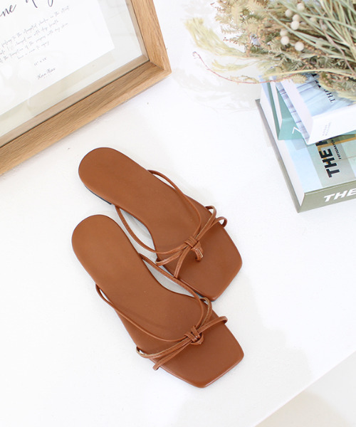 MODE ROBE(モードローブ)の「クロスループフラットサンダル(サンダル・レディース・ホワイト/ブラック/ブラウン・23㎝/23.5㎝/24㎝/24.5㎝/25㎝)」の3枚目の写真