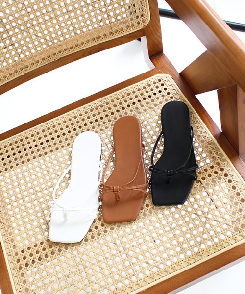 MODE ROBE(モードローブ)の「クロスループフラットサンダル(サンダル・レディース・ホワイト/ブラック/ブラウン・23㎝/23.5㎝/24㎝/24.5㎝/25㎝)」の4枚目の写真