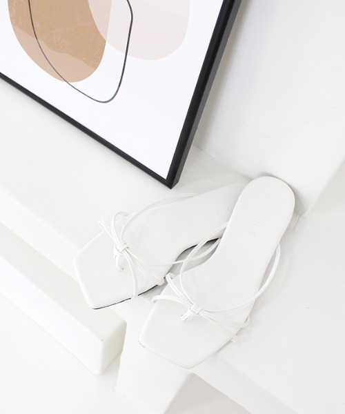 MODE ROBE(モードローブ)の「クロスループフラットサンダル(サンダル・レディース・ホワイト/ブラック/ブラウン・23㎝/23.5㎝/24㎝/24.5㎝/25㎝)」の5枚目の写真