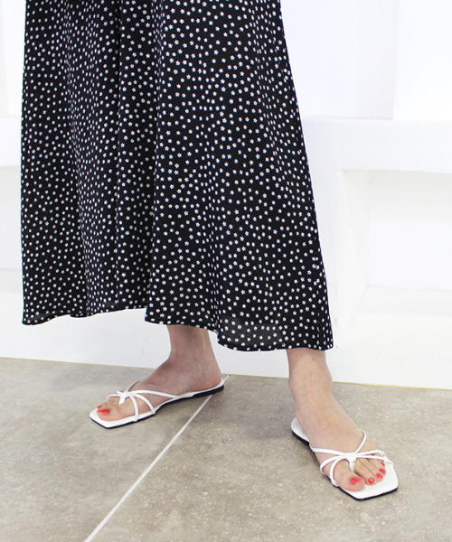 MODE ROBE(モードローブ)の「クロスループフラットサンダル(サンダル・レディース・ホワイト/ブラック/ブラウン・23㎝/23.5㎝/24㎝/24.5㎝/25㎝)」の8枚目の写真