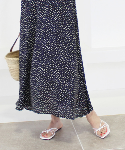 MODE ROBE(モードローブ)の「クロスループフラットサンダル(サンダル・レディース・ホワイト/ブラック/ブラウン・23㎝/23.5㎝/24㎝/24.5㎝/25㎝)」の14枚目の写真