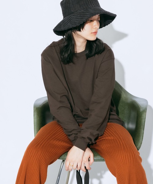 GILDAN(ギルダン)の「【GILDAN】ギルダン ロングスリーブカットソー ビッグシルエット 無地 クルーネック(Tシャツ/カットソー・レディース・ホワイト/ライトブルー/ブラック/ダークブラウン/ネイビー/グレー/チャコール/オリーブ/イエロー/オレンジ/アッシュグレー・S/M/L/2XL/XL/3XL)」の6枚目の写真