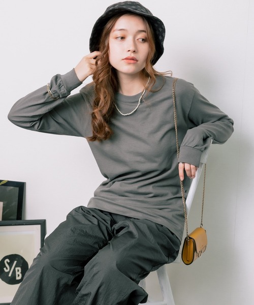 GILDAN(ギルダン)の「【GILDAN】ギルダン ロングスリーブカットソー ビッグシルエット 無地 クルーネック(Tシャツ/カットソー・レディース・ホワイト/ライトブルー/ブラック/ダークブラウン/ネイビー/グレー/チャコール/オリーブ/イエロー/オレンジ/アッシュグレー・S/M/L/2XL/XL/3XL)」の5枚目の写真