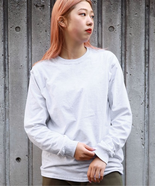 GILDAN(ギルダン)の「【GILDAN】ギルダン ロングスリーブカットソー ビッグシルエット 無地 クルーネック(Tシャツ/カットソー・レディース・ホワイト/ライトブルー/ブラック/ダークブラウン/ネイビー/グレー/チャコール/オリーブ/イエロー/オレンジ/アッシュグレー・S/M/L/2XL/XL/3XL)」の3枚目の写真