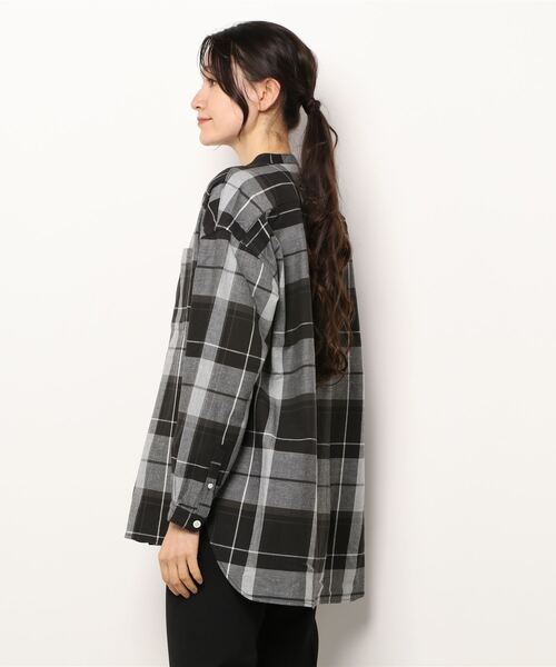 BROOKLYN OVERALL（ブルックリンオーバーオール）の「スタンドカラーギャザーシャツ（シャツ/ブラウス・レディース・チャコールグレー・FREE）」の3枚目の写真