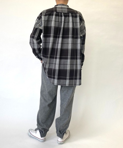 BROOKLYN OVERALL（ブルックリンオーバーオール）の「スタンドカラーギャザーシャツ（シャツ/ブラウス・レディース・チャコールグレー・FREE）」の6枚目の写真